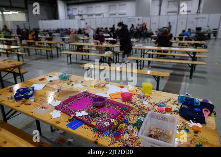 Dresda, Germania. 21st Mar 2022. I giocattoli si trovano su un tavolo presso il centro di arrivo di Dresda per i rifugiati provenienti dall'Ucraina nel centro espositivo. Al centro degli arrivi, le persone ricevono informazioni, consigli, assistenza medica e alloggi a breve termine. Credit: Robert Michael/dpa-Zentralbild/dpa/Alamy Live News Foto Stock