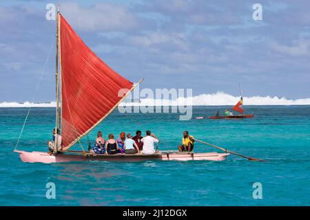 Outrigger canoa con i turisti vicino Tiny Mystery Vanuatu Foto Stock