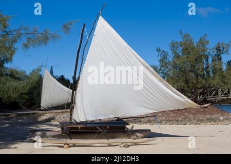 Outrigger canoa sulla spiaggia Isola di Pines, Nuova Caledonia, Domenica, 29 giugno 2008 Foto Stock