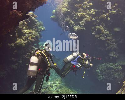 il subacqueo scatta foto sott'acqua Foto Stock