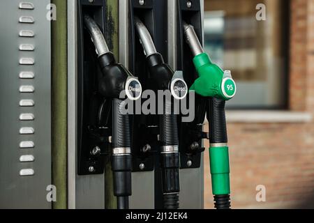 pompe diverse in una stazione di benzina Foto Stock