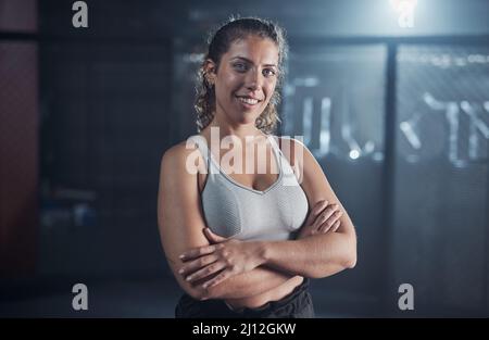 Si sente così bene per essere così forte. Ritratto di una giovane donna fiduciosa in palestra. Foto Stock