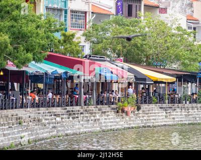 Boat Quay è un molo storico sulla riva meridionale del fiume Singapore, lungo tutto il tragitto tra il Ponte Elgin e il Ponte Cavenagh - Singapore Foto Stock