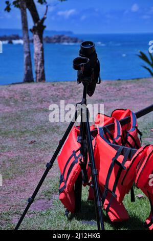 Monoculare e giubbotto di vita sulla spiaggia in Costa Rica Foto Stock