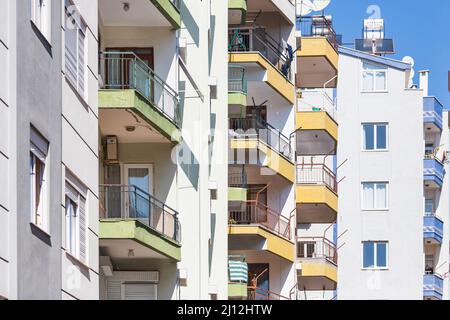 Antalya; Turchia – Marzo 04 2022: Primo piano di una casa a pannelli multi-appartamento con aria condizionata Foto Stock