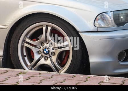 Antalya, Turchia -04 marzo 2022: Argento BMW serie 3, ruota, paraurti e cofano Foto Stock