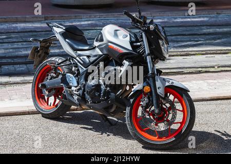 Antalya; Turchia – Marzo 04 2022: Una motocicletta nera si trova in un parcheggio , vista laterale Foto Stock