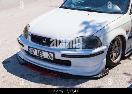 Antalya; Turchia – Marzo 04 2022: Honda Civic bianca, vetro laterale, ruota, paraurti e cofano Foto Stock