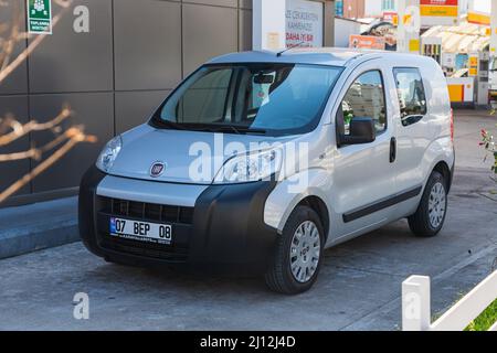 Antalya; Turchia – Marzo 04 2022: Argento Fiat Fiorino è parcheggio in strada in una giornata estiva Foto Stock