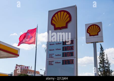 Antalya; Turchia – Marzo 04 2022: Stazione di benzina Shell car, primo piano Foto Stock