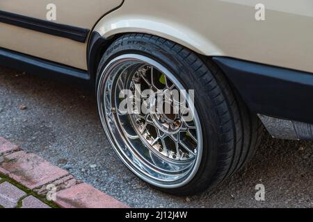 Antalya; Turchia – 04 2022 marzo: Ruota per auto su auto beige - primo piano Foto Stock