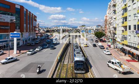 Antalya; Turchia – Marzo 04 2022: autostrada con traffico elevato, tram, molti negozi, banca Foto Stock