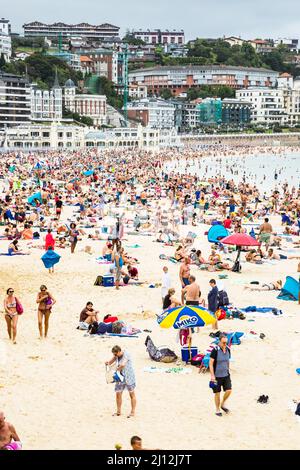 Estate a San Sebastian affollata la Concha spiaggia Donostia Paesi Baschi Spagna settentrionale Europa Foto Stock