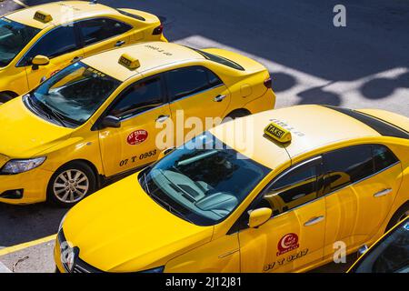 Antalya; Turchia – 04 2022 marzo: Parcheggio di taxi gialli sullo sfondo di una strada della città Foto Stock