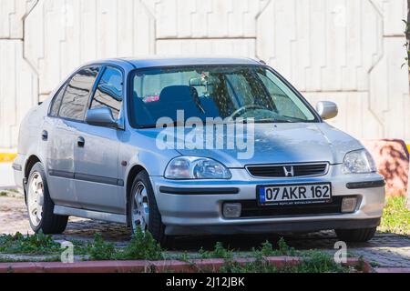Antalya; Turchia – Marzo 04 2022: Silver Honda Civic è parcheggiata in strada in una giornata calda Foto Stock