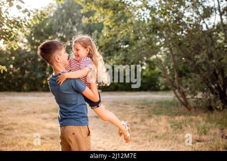 fratello maggiore e sorella minore nella finestra di una vecchia casa di  villaggio Foto stock - Alamy