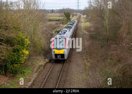 Treno classe 745 Abellio Greater Anglia vicino alla stazione ferroviaria di Wickham Market, Campsea Ashe, Suffolk, Inghilterra, Regno Unito Foto Stock