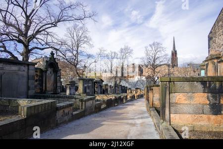 Edimburgo, Scozia, Regno Unito - Tollbooth Kirk da Greyfriars Kirkyard in inverno Foto Stock