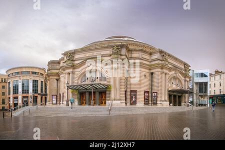 Edimburgo, Scozia, Regno Unito - Usher Hall con estensione vetrata di LDN Architects in una giornata nuvolosa Foto Stock