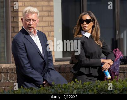 Boris Becker ha il suo pranzo con la ragazza Lilian de Carvalho fuori Southwark Crown Court come egli appare in processo per ingannare il servizio di insolvenza. 21st marzo 2022, Southwark Crown Court, London, UK Credit: Jeff Gilbert/Alamy Live News Foto Stock