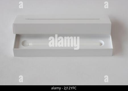 Uno stilo è una penna con una speciale punta in silicone che deve toccare la superficie del monitor per controllare uno smartphone o un tablet Foto Stock