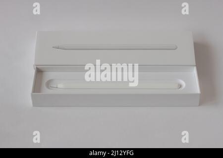 Uno stilo è una penna con una speciale punta in silicone che deve toccare la superficie del monitor per controllare uno smartphone o un tablet Foto Stock