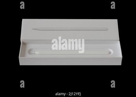 Uno stilo è una penna con una speciale punta in silicone che deve toccare la superficie del monitor per controllare uno smartphone o un tablet Foto Stock