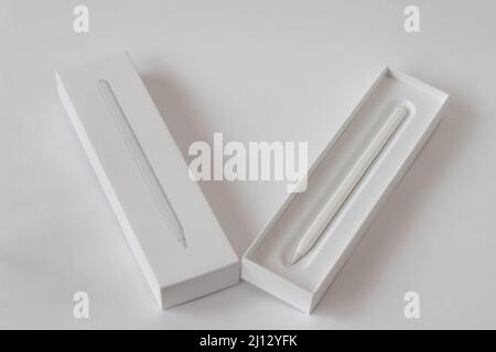 Uno stilo è una penna con una speciale punta in silicone che deve toccare la superficie del monitor per controllare uno smartphone o un tablet Foto Stock