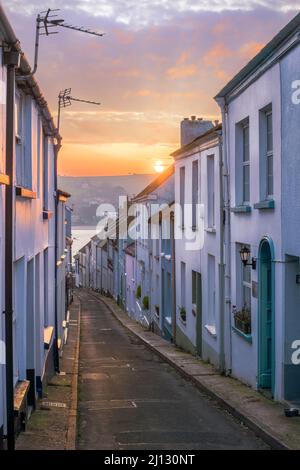 Appledore, North Devon, Inghilterra. Martedì 16th Marzo 2022. Con un periodo di tempo caldo e regolare per la prossima settimana, il sole sorge su Bude Street ad Appledore, nel Devon Nord - con alcuni edifici risalenti al 17th secolo, La stretta strada collinare è popolare tra i visitatori e conduce alla banchina presso il piccolo villaggio costiero di Appledore nel Devon Nord. Credit: Terry Mathews/Alamy Live News Foto Stock