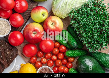 Un set di prodotti: Verdure fresche, frutta, pane, erbe e semi. Alimenti sani ricchi di vitamine e minerali. Foto Stock