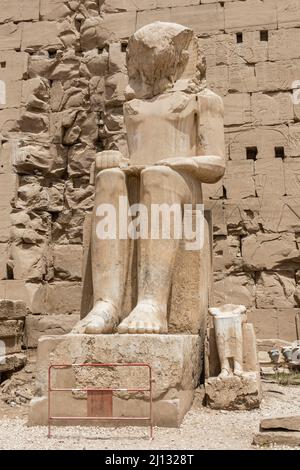 Statua seduto di fronte al settimo pilone del tempio di Amon, Karnak Luxor Egitto Foto Stock