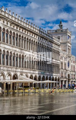 Piazza San Marco sotto l'acqua durante la marea dell'acqua alta con il campanile di San Marco riflesso, Venezia, Veneto, Italia Foto Stock