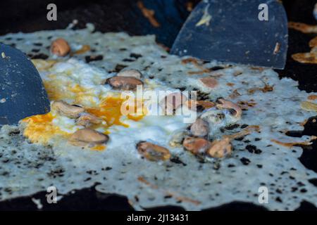 Street Trade cibo tailandese, cucina frittata di frittelle di frittelle di frittelle di frittelle di frittelle di frittelle sulla strada di mercato notturno sull'isola Koh Phangan, Thailandia. Primo piano Foto Stock