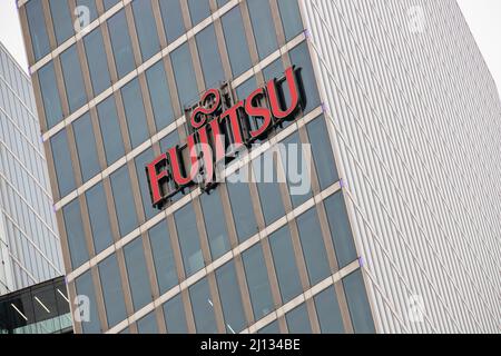 Monaco di Baviera, Germania. 22nd Mar 2022. Torre della società IT giapponese Fujitsu visto nel Parstadt Schwabing a Monaco, Germania. (Foto di Alexander Pohl/Sipa USA) Credit: Sipa USA/Alamy Live News Foto Stock