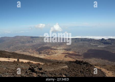 Vista dal Monte Teide sul paesaggio del cratere del Parco Nazionale del Teide nei Monti Teno sull'isola delle canarie di Tenerife Foto Stock