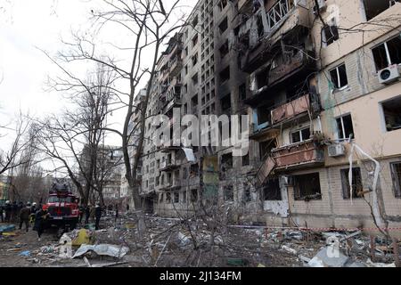 Il 14 marzo 2022, danneggiato edificio di appartamenti colpito da shelling nel distretto di Obolon a Kyiv. Un attacco aereo russo su un edificio residenziale a Kiev ne uccise uno e ne ferì molti altri, i servizi di emergenza ucraini hanno detto il 14 marzo. Foto di Raffaello Lafargue/ABACAPRESS.COM Foto Stock