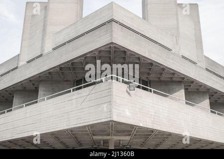 Vista asse dell'architettura brutalista del National Theatre nella zona di South Bank di Londra, Inghilterra Foto Stock