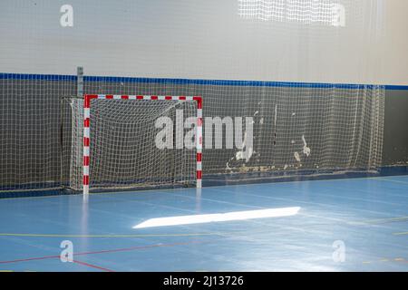 Porta per mini football, futsal indoor e pallamano nel moderno campo sportivo Foto Stock