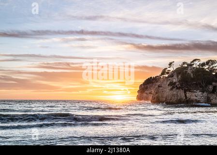 Da Cala Galdana de Ferrerias, Minorca, si possono ammirare splendide viste al tramonto Foto Stock