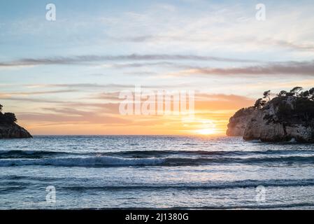 Da Cala Galdana de Ferrerias, Minorca, si possono ammirare splendide viste al tramonto Foto Stock