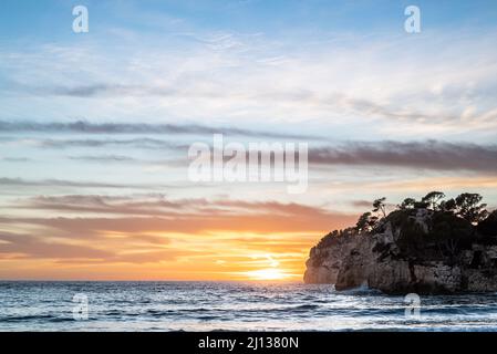 Da Cala Galdana de Ferrerias, Minorca, si possono ammirare splendide viste al tramonto Foto Stock