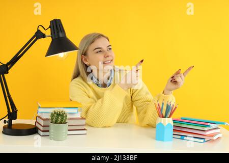 Concetto di preparazione agli esami e alle prove con la studentessa Foto Stock