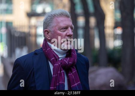 Londra, Inghilterra, Regno Unito. 22nd Mar 2022. L'ex tennista tedesco BORIS BECKER arriva al Southwark Crown Court di Londra dove viene perseguito dal servizio di insolvenza per non aver ottemperato agli obblighi di divulgazione delle informazioni dopo essere stato dichiarato in fallimento. (Credit Image: © Tayfun Salci/ZUMA Press Wire) Foto Stock