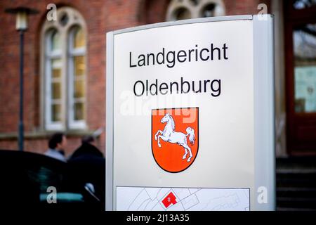 Oldenburg, Germania. 22nd Mar 2022. Un cartello con lo stemma della bassa Sassonia si trova di fronte all'ingresso del tribunale regionale di Oldenburg, dove questa mattina si sta svolgendo un processo per il doppio omicidio. L'imputato sarebbe stato rapito da un presunto rivale in un bar a Delmenhorst nell'ottobre 2021. Poi ha ferito il suo compagno così severamente con un coltello che è morta due giorni dopo. Credit: Hauke-Christian Dittrich/dpa/Alamy Live News Foto Stock