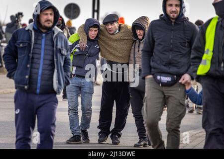 Arrivo dei rifugiati della PUC dall'Ucraina al valico di frontiera polacco-ucraino a Medyka. Le persone senza passaporto ucraino sono state trattate separatamente. In lunghe code e freddo amaro, hanno dovuto attendere giorni per entrare in Polonia. Sul lato polacco, tuttavia, il loro viaggio in avanti è stato ritardato da autobus verso grandi siti o rifugi collettivi. Foto Stock