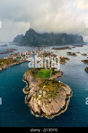 Henningsvaer Lofoten da drone, campo di calcio famoso in tutto il mondo, campo di calcio. Foto Stock