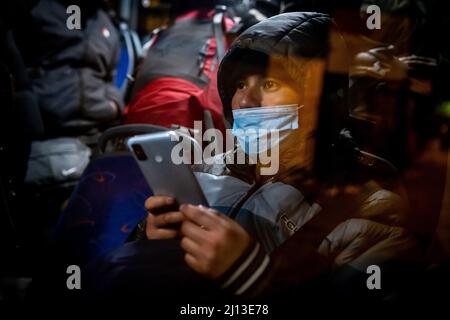 Arrivo dei rifugiati della PUC dall'Ucraina al valico di frontiera polacco-ucraino a Medyka. Le persone senza passaporto ucraino sono state trattate separatamente. In lunghe code e freddo amaro, hanno dovuto attendere giorni per entrare in Polonia. Sul lato polacco, tuttavia, il loro viaggio in avanti è stato ritardato da autobus verso grandi siti o rifugi collettivi. Foto Stock