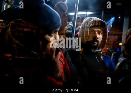 Arrivo dei rifugiati della PUC dall'Ucraina al valico di frontiera polacco-ucraino a Medyka. Le persone senza passaporto ucraino sono state trattate separatamente. In lunghe code e freddo amaro, hanno dovuto attendere giorni per entrare in Polonia. Sul lato polacco, tuttavia, il loro viaggio in avanti è stato ritardato da autobus verso grandi siti o rifugi collettivi. Foto Stock