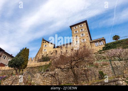 Castello medievale del piccolo borgo di Tenno, costruito alla fine del 12th secolo, provincia di Trento, Trentino Alto Adige, Italia, Europa. Foto Stock