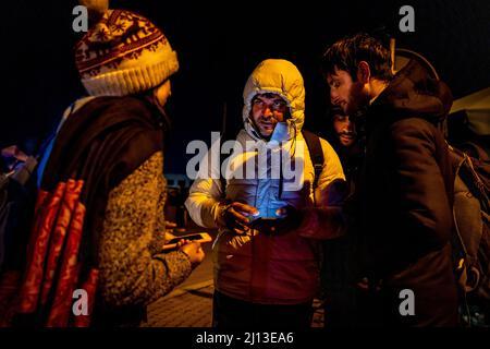 Arrivo dei rifugiati della PUC dall'Ucraina al valico di frontiera polacco-ucraino a Medyka. Le persone senza passaporto ucraino sono state trattate separatamente. In lunghe code e freddo amaro, hanno dovuto attendere giorni per entrare in Polonia. Sul lato polacco, tuttavia, il loro viaggio in avanti è stato ritardato da autobus verso grandi siti o rifugi collettivi. Foto Stock